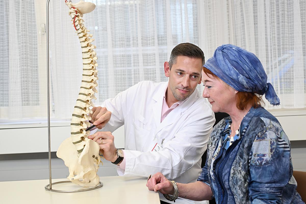 Jura Dr. Schön mit Patientin Wirbelsäule