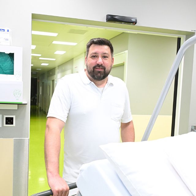 Sebastian Fortmeier am Patientenbett