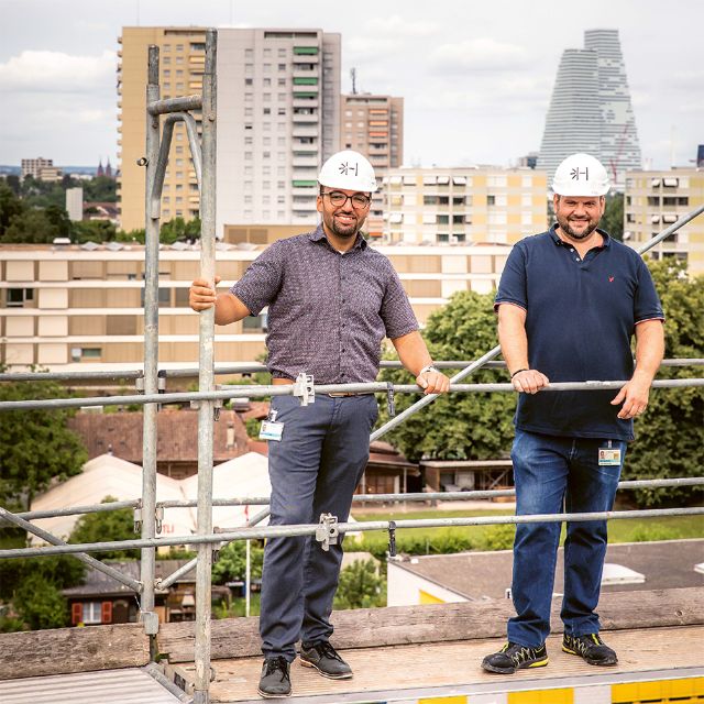 Zwei Mitarbeitende auf der Baustelle