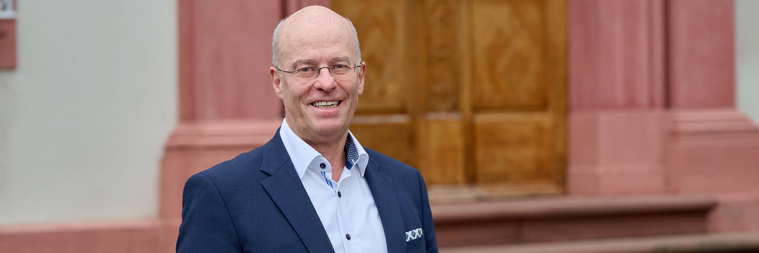 Werner Kübler vor dem Holsteinerhof Titelbild