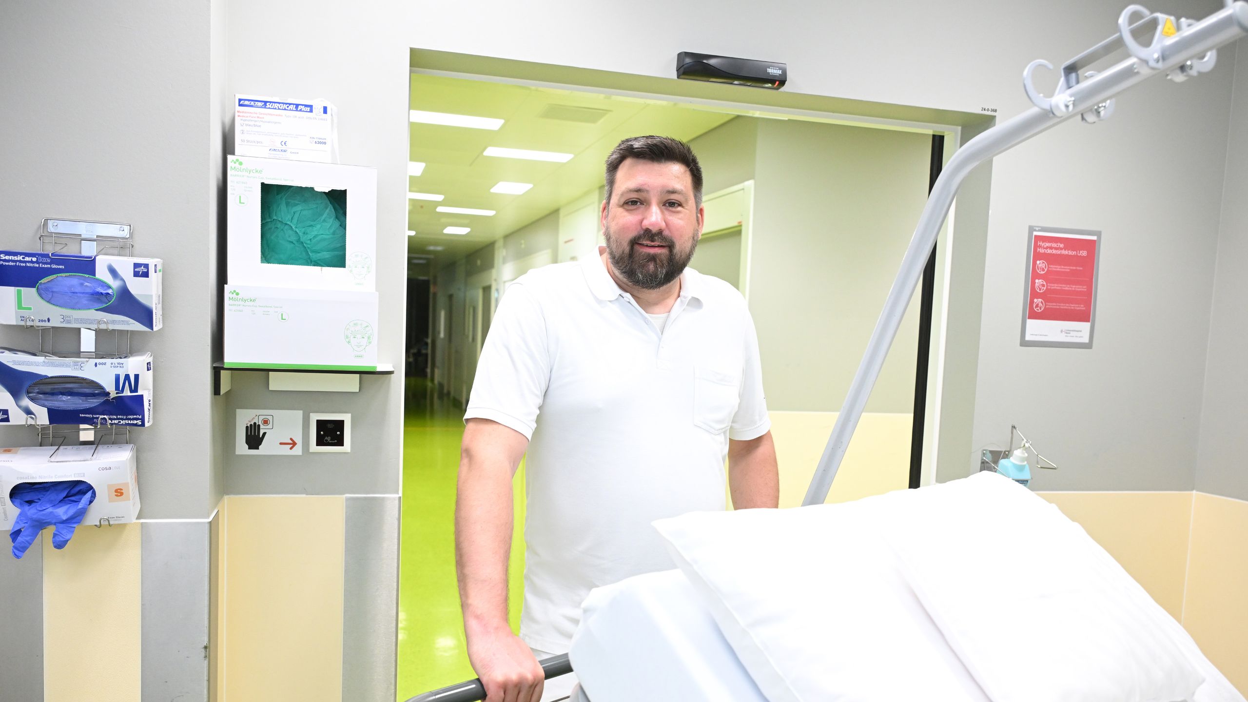 Sebastian Fortmeier am Patientenbett