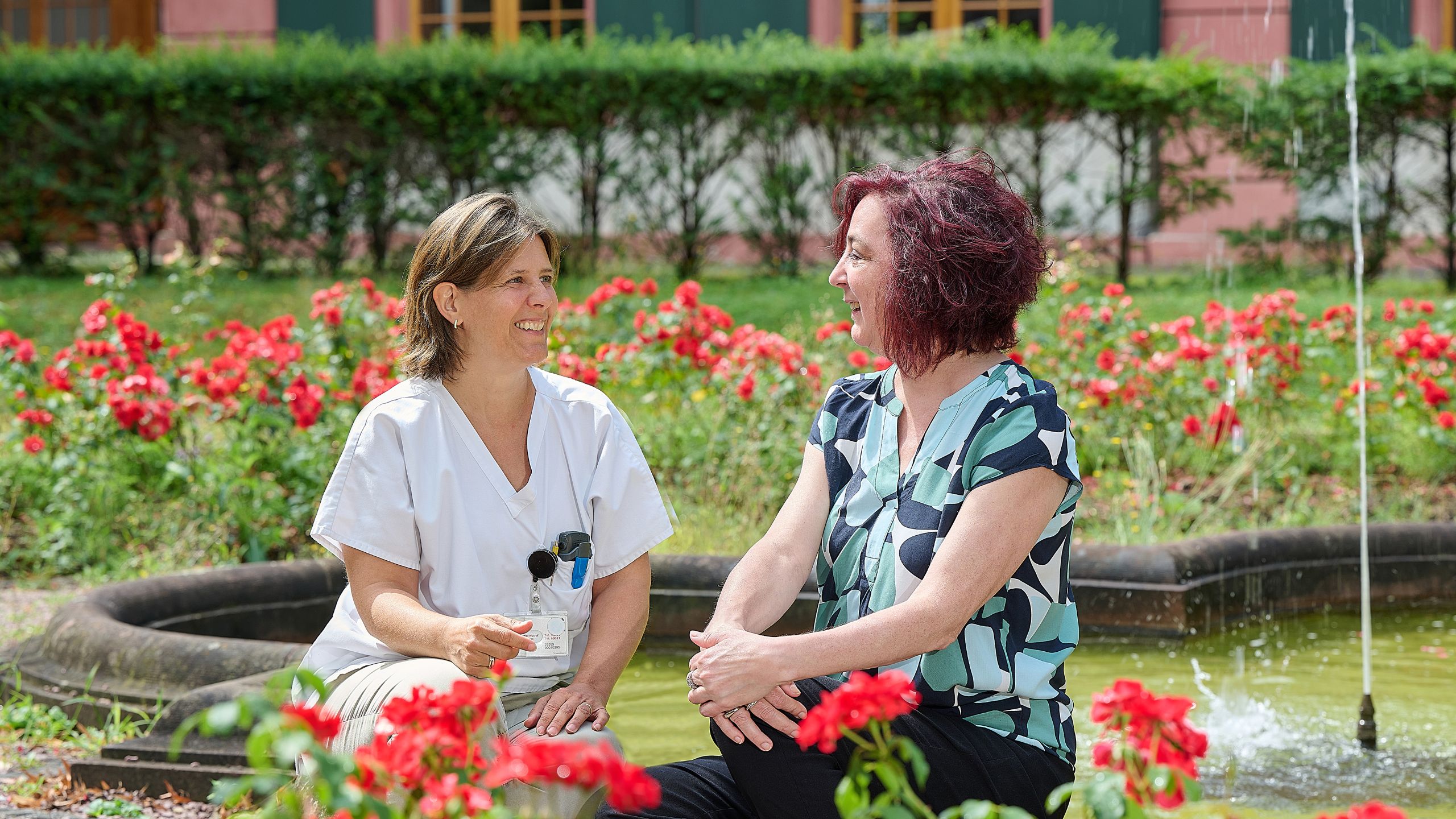 Salome DellKuster und Nicola Bürkle im Rosengarten