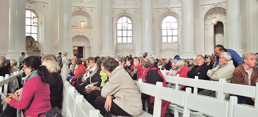 Prächtiger weisser Marmor und himmlische Orgelklänge: In stimmungsvollem Ambiente liessen sich die Gäste in die Geschichte des Doms einweihen.