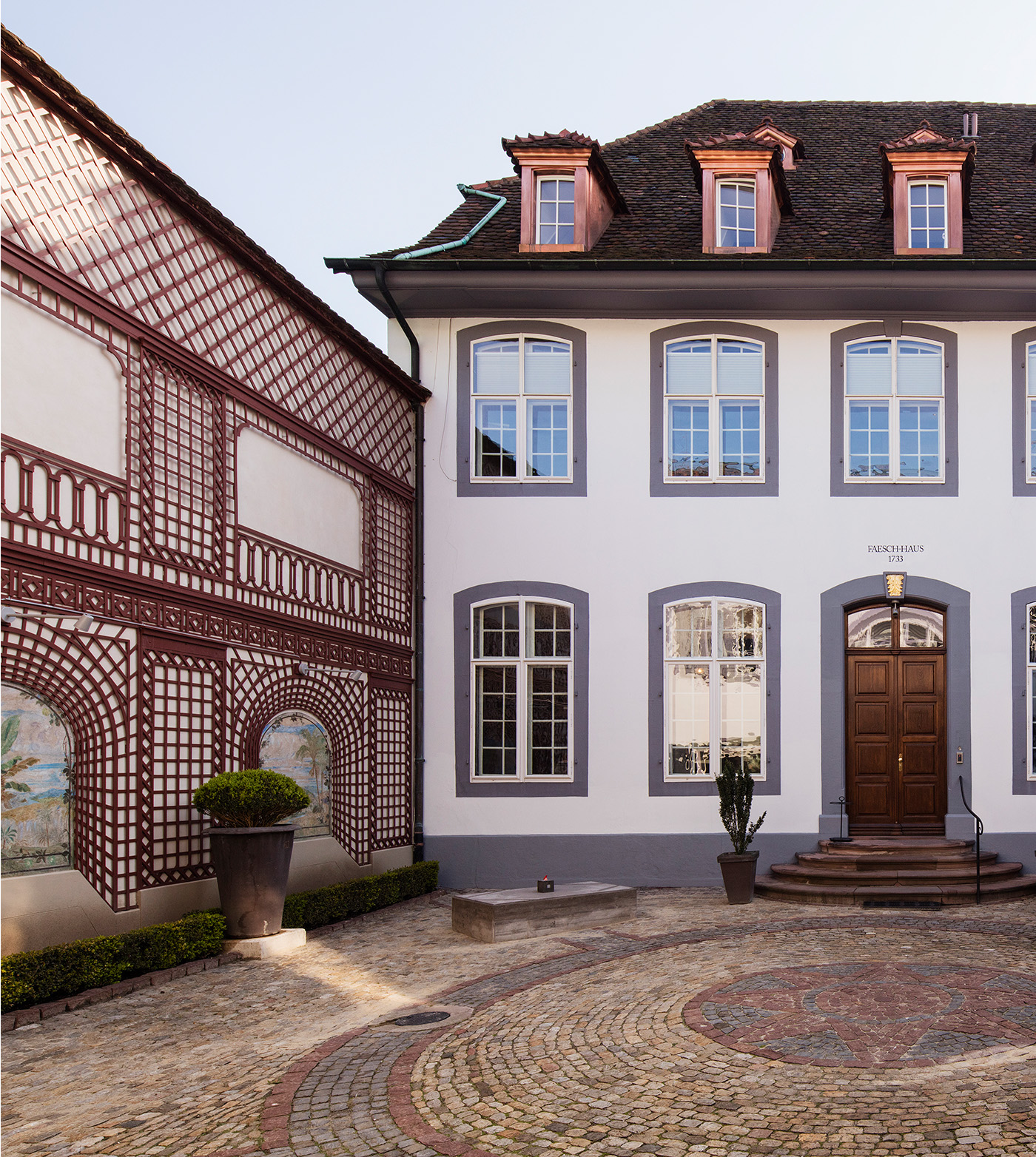 Im Innenhof das barocke Faesch-Haus