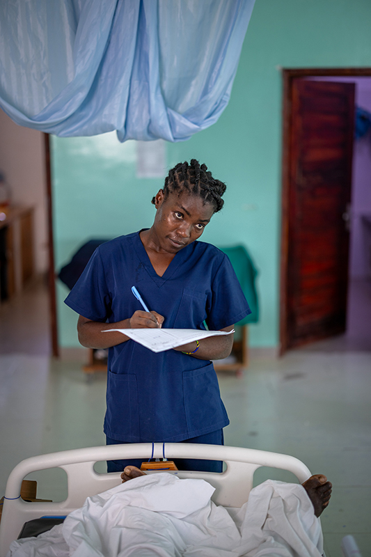 Tansania Joyce am Patientenbett