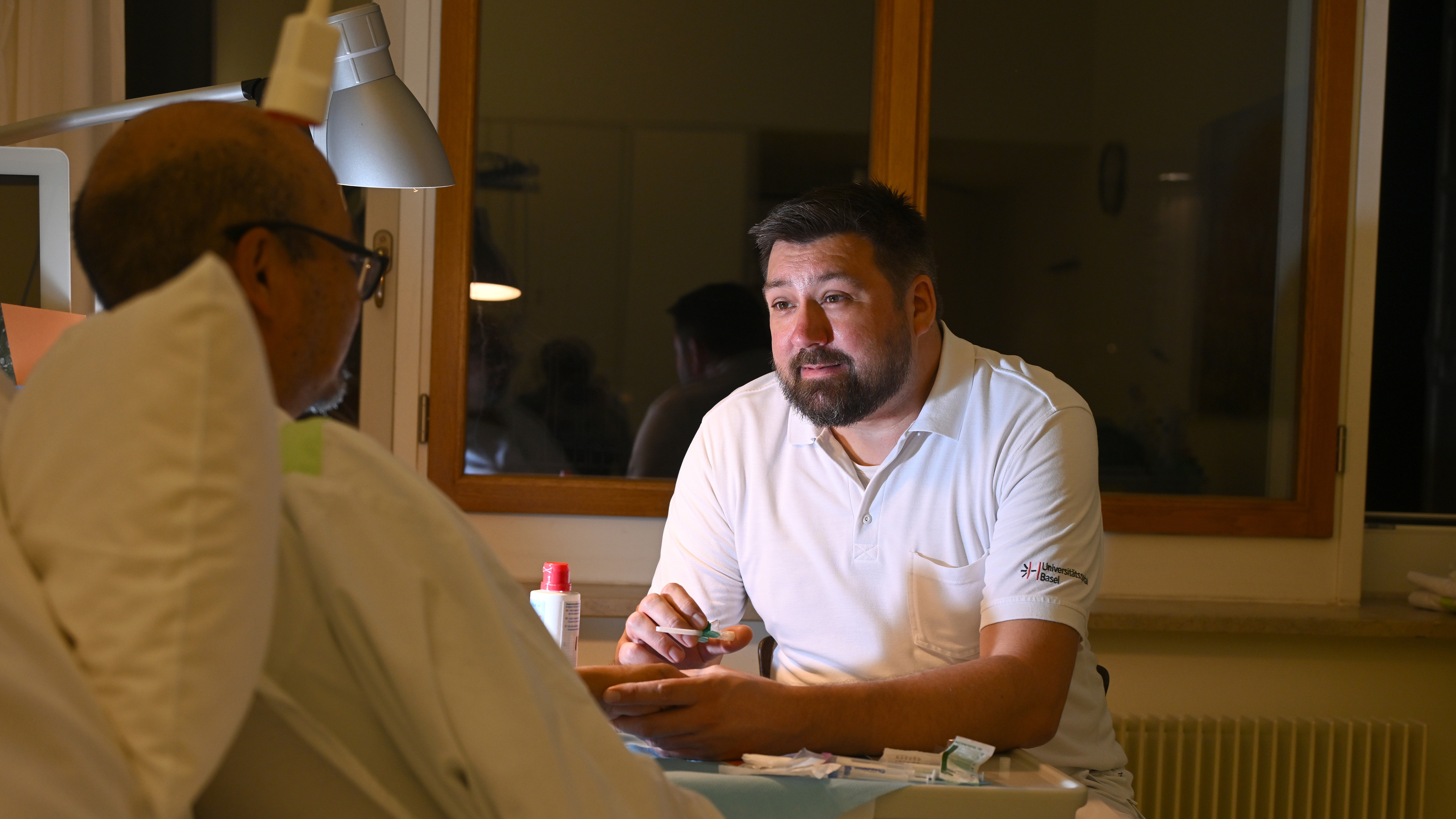 Sebastian Fortmeier am Patientenbett