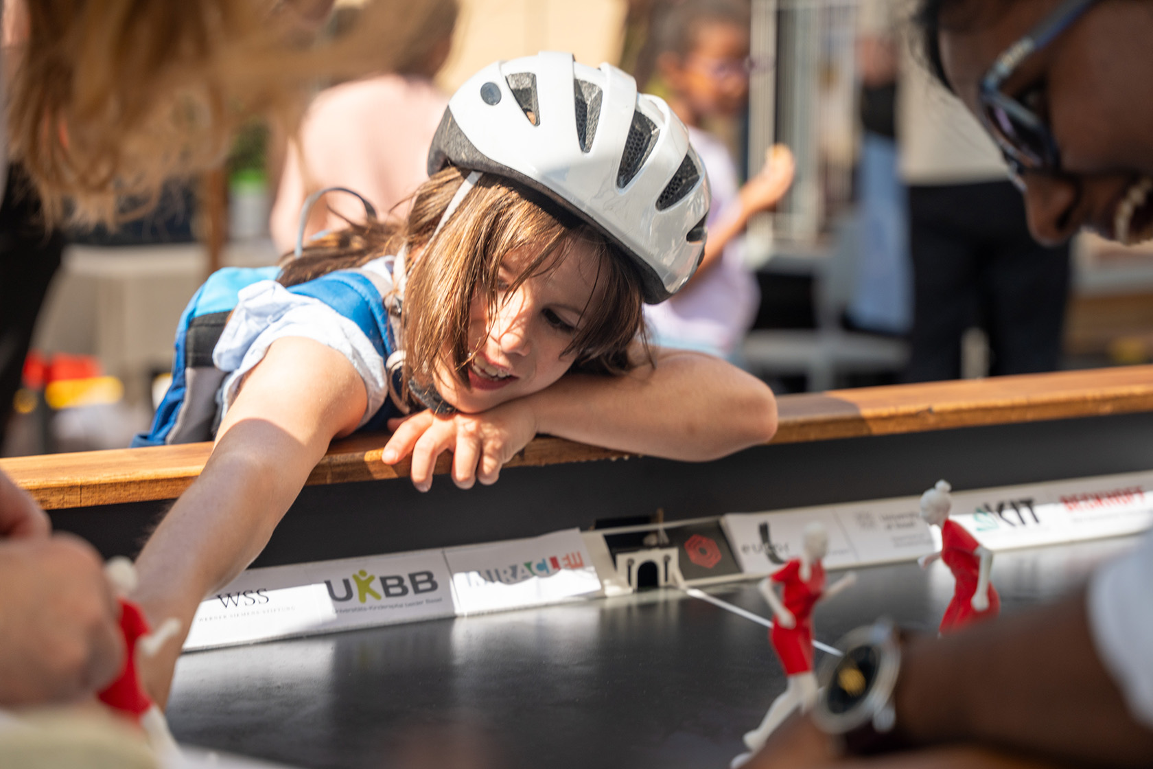 Theaterplatz Mädchen mit einem Helm