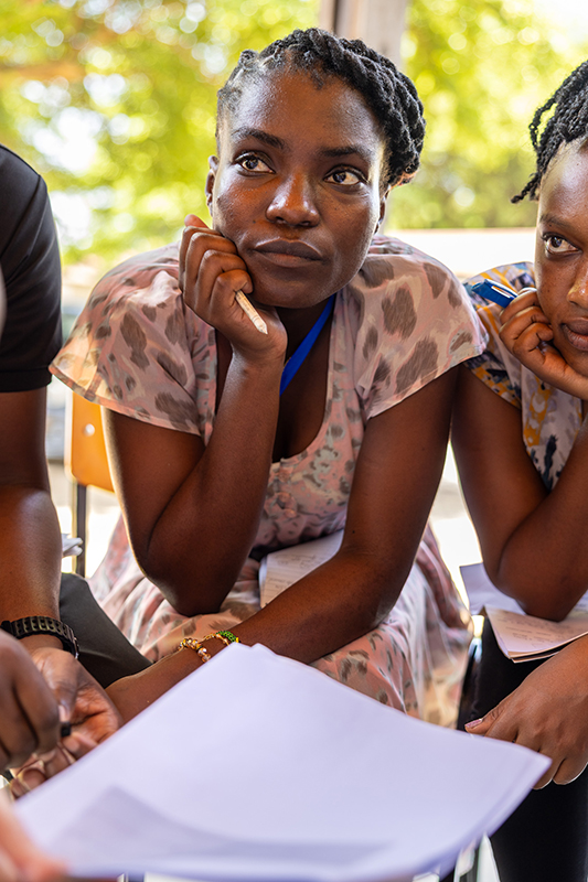 Tansania Joyce interessiert am Zuhören