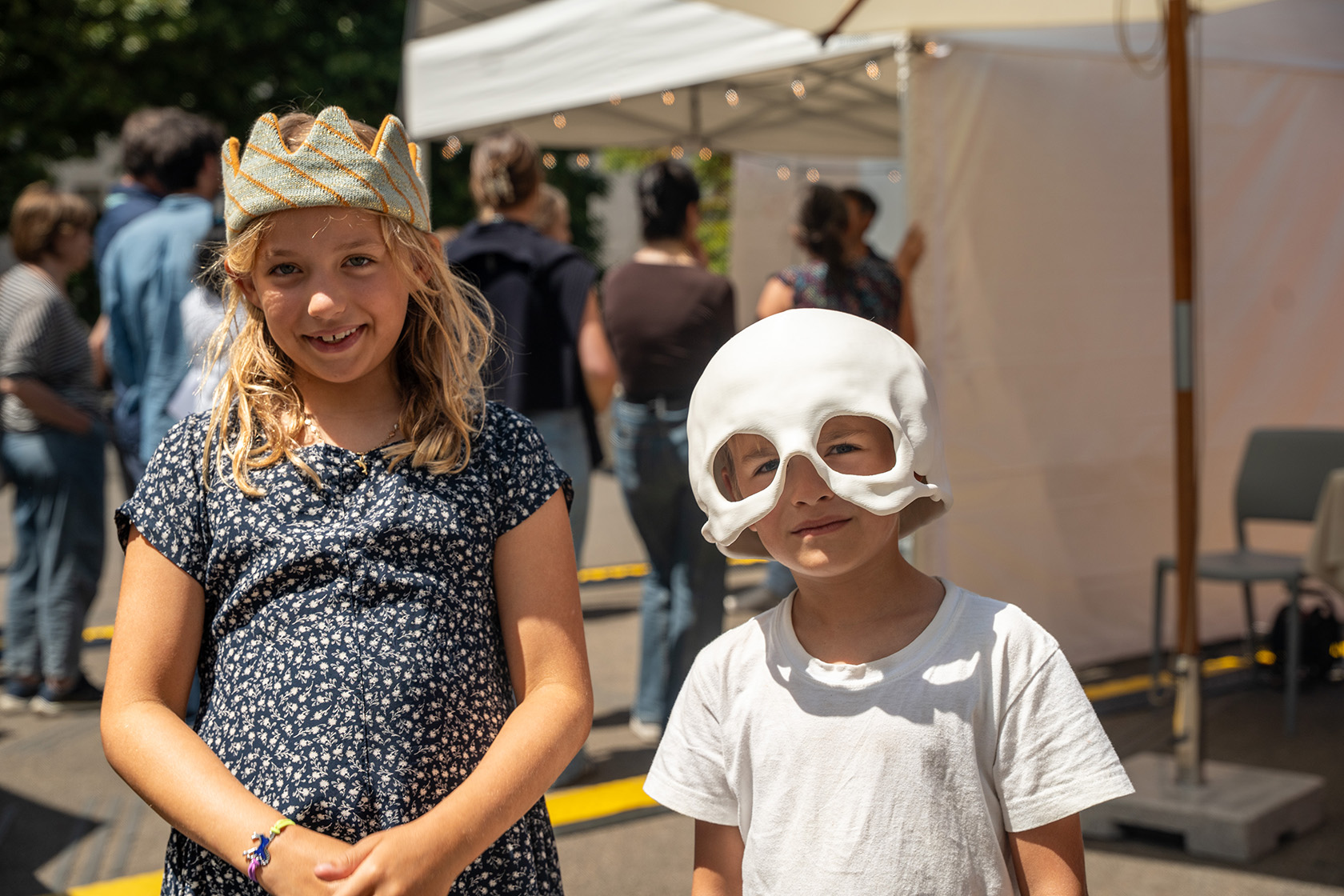 Kinder auf dem Theaterplatz