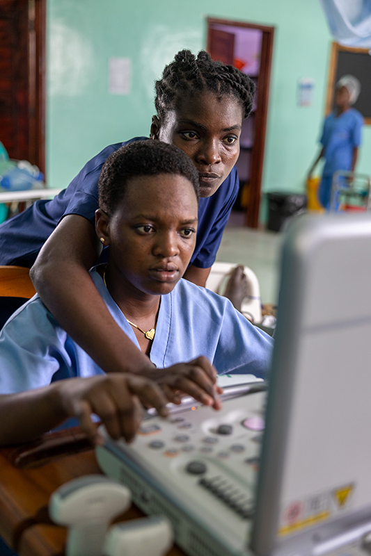 Tansania Joyce und Kollegin am Laptop